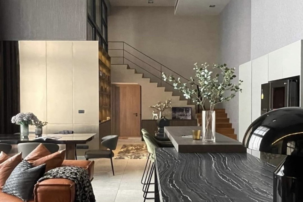 ขายคอนโดสุขุมวิท อโศก ทองหล่อ : Code C20230900717....The Lofts Asoke สำหรับขาย, 3 ห้องนอน, 2 ห้องน้ำ Duplex, ชั้นสูง, แต่งครบ, ราคาพิเศษ!!