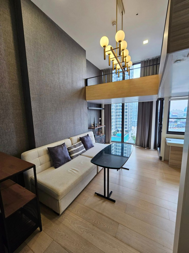For RentCondoRama9, Petchburi, RCA : Urgent rent! Loft room, 2 floors, condo [Chewathai Residence Asoke], very good price! 36 sq m, 23,000, near MRT Rama 9, has a mezzanine, fully furnished / If interested, hurry up and talk to 065-8219716 Ice.