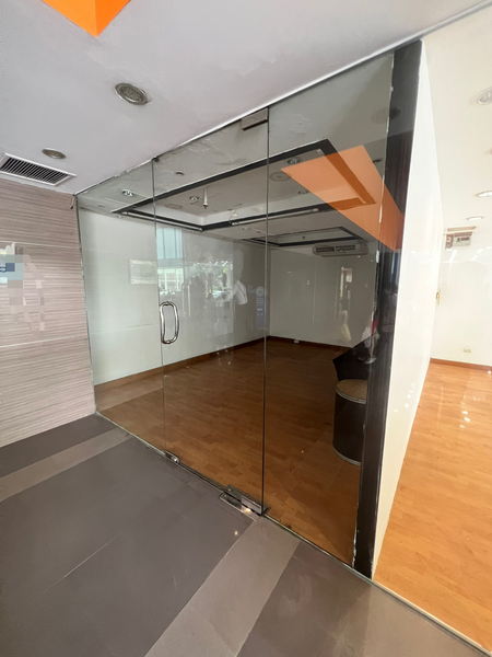 ให้เช่าร้านค้า/ตลาดนัดสีลม ศาลาแดง บางรัก : For Rent Bangkok Retail Silom BTS Surasak Bang Rak BRE18349