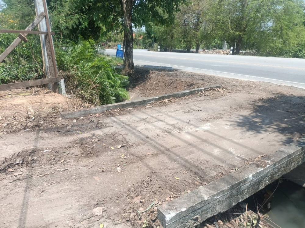 For SaleLandSuphan Buri : Land for sale, Suphan Buri, area 200 sq m, on road 3558 Suphan Buri - Chainat, price 1,600,000 baht.