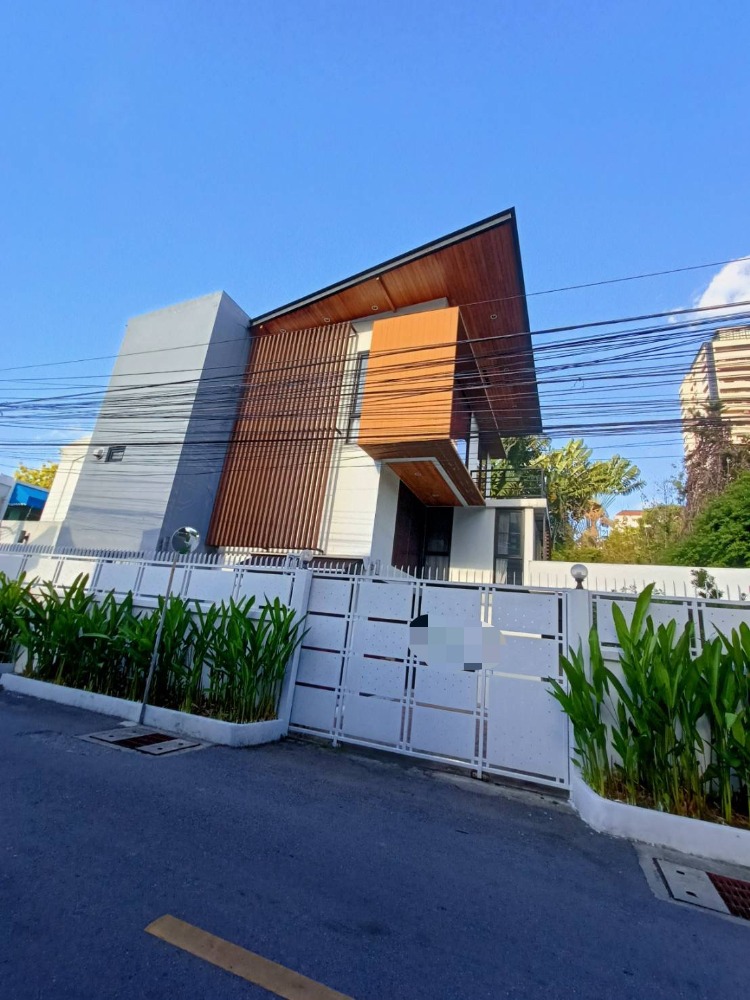 For RentHouseSukhumvit, Asoke, Thonglor : LTH9449 – House FOR RENT in Ekkamai 4 beds 3 baths size 268 Sq. m. Near BTS Ekkamai Station ONLY 120k/month