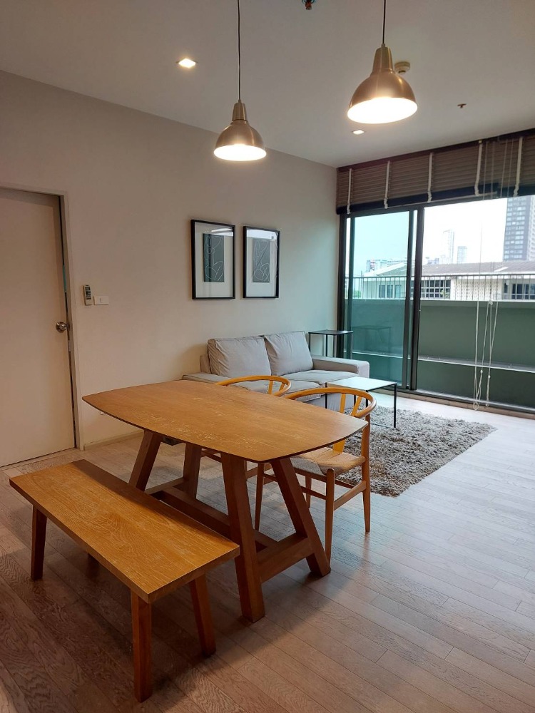 ให้เช่าคอนโดสุขุมวิท อโศก ทองหล่อ : ให้เช่าคอนโดโนเบิล โซโล ขนาด 1 ห้องนอน ระเบียงกว้าง