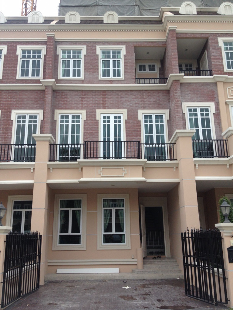 ให้เช่าทาวน์โฮมอ่อนนุช อุดมสุข : For Rent Bangkok Town House Garden Square by Sansiri Sukhumvit 77 BTS On Nut Watthana BRE10660