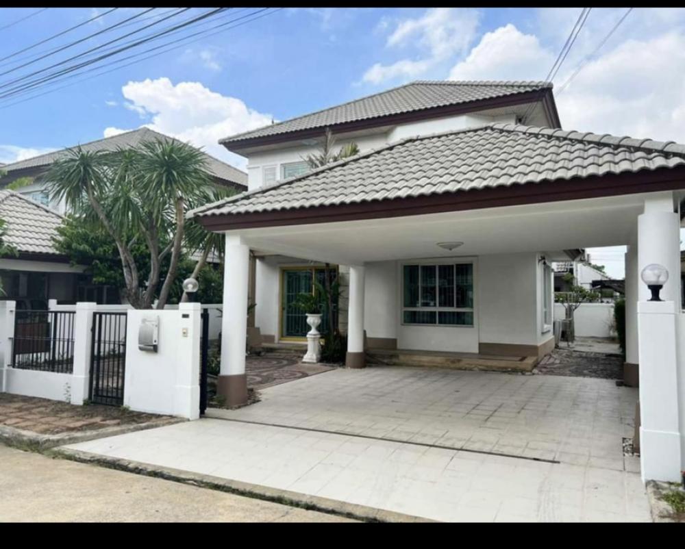 For RentHouseChaengwatana, Muangthong : Single house for rent - 3 bedrooms, 3 bathrooms, 2 parking spaces, 2 floors, Western-Thai kitchen, furniture, electrical appliances, ready to move in.- House facing south, area 52 sq m.- Usable area 205 sq m.- Blackout-sheer curtains throughout the hou