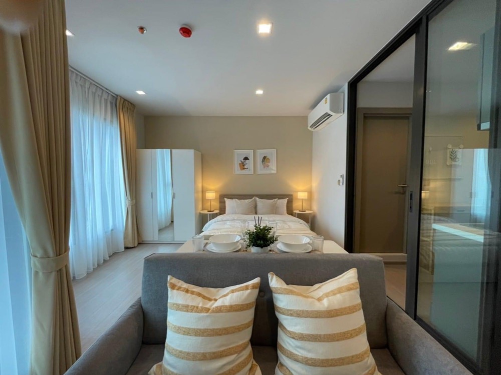 For RentCondoRama9, Petchburi, RCA : 👑 Life Asoke - Rama 9 👑 The room is very beautifully decorated. Complete with furniture and electrical appliances, ready for rent.