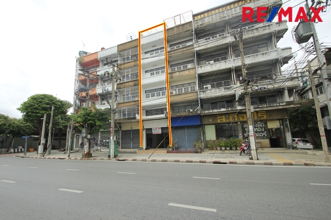 For SaleShop HouseWongwianyai, Charoennakor : Shophouse on Somdet Phrachao Taksin Road, Wongwian Yai, Mahaisawan Intersection, 4 floors, commercial location, office building, good condition, cheap price.