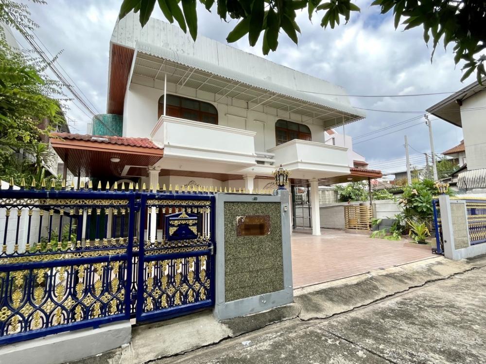 For RentHouseAri,Anusaowaree : Single house for rent, Soi Ari Samphan 4, Soi Phahonyothin 5, Ratchakru, 75 sq m, 450 sq m, parking for 4 cars, 7 bedrooms, near BTS Ari.