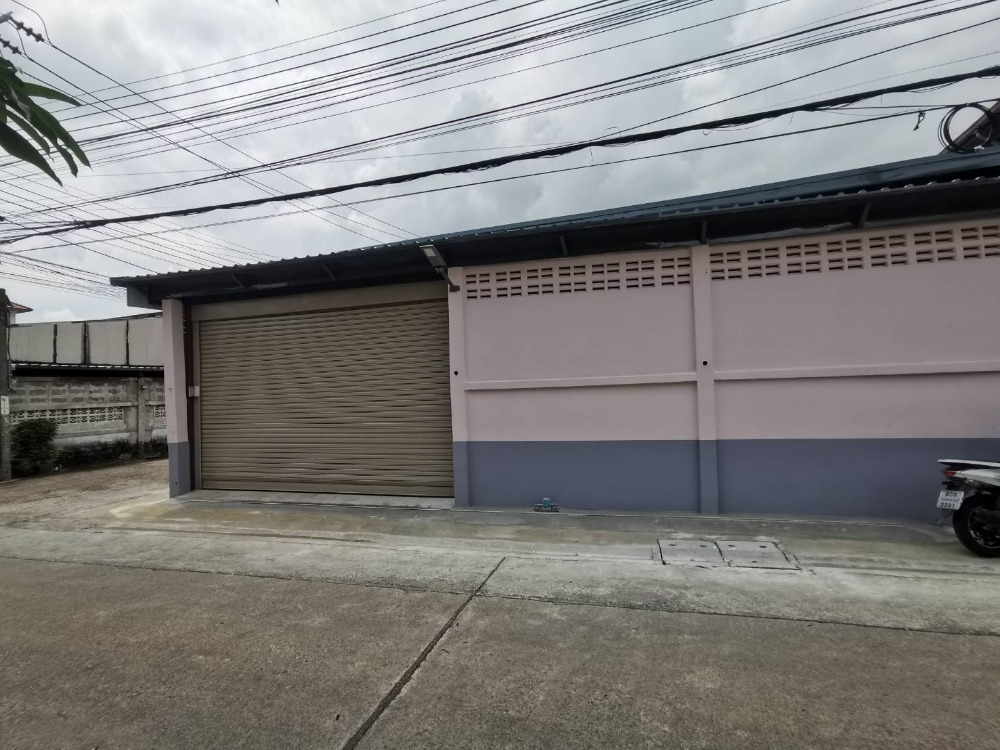 For RentWarehouseLadprao, Central Ladprao : Newly built warehouse for rent, size 220 sq m, has an office. Near Central East View, along the Ramintra Expressway, Nakniwat, Wang Hin, Chokchai 4.