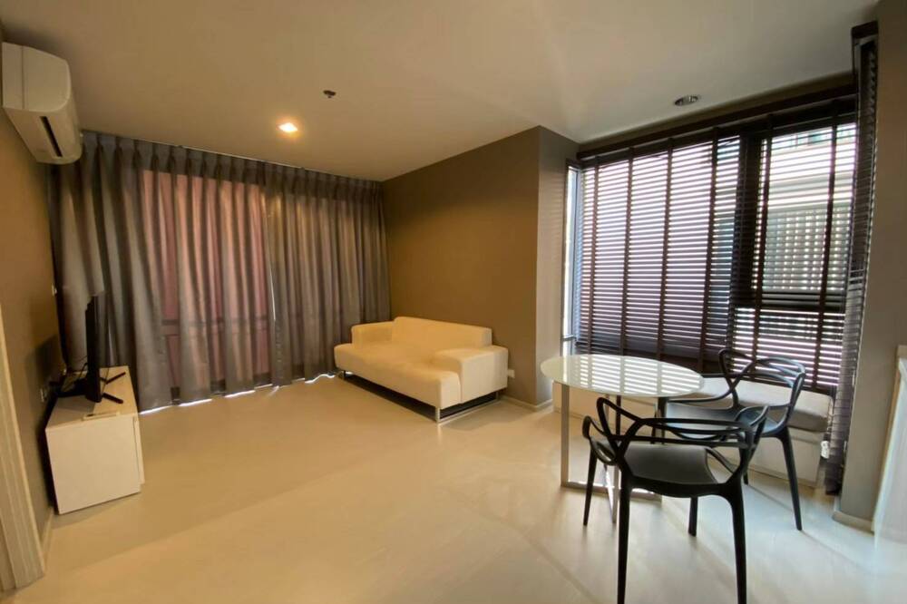 ให้เช่าคอนโดสุขุมวิท อโศก ทองหล่อ : Code C20231000030....Rhythm Sukhumvit 42 สำหรับเช่า, 1 ห้องนอน, 1 ห้องน้ำ, แต่งครบ, พร้อมเข้าอยู่