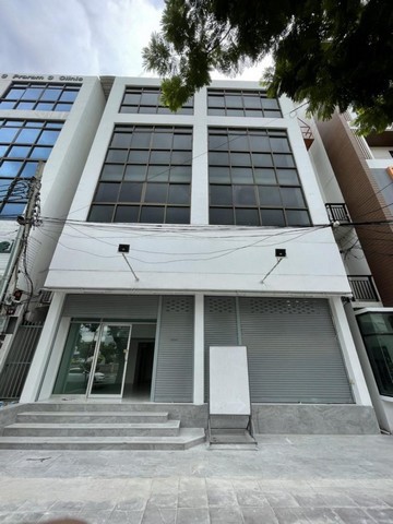 For RentShop HouseSathorn, Narathiwat : LTHC9484 – Commercial FOR RENT in Sathorn size 420 Sq. m. Near BTS Chong Nonsi Station ONLY 120k/Month