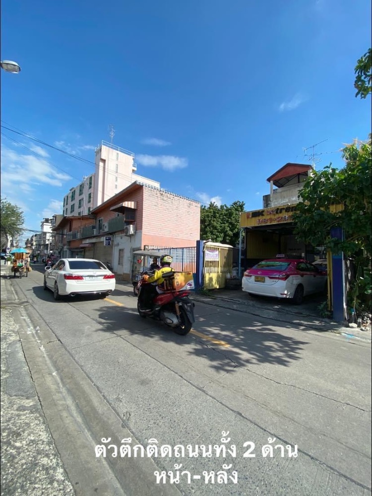 For SaleShop HouseRatchadapisek, Huaikwang, Suttisan : For sale: 3 and a half storey building, 44 sq m. Just the price of the land is worth it. Next to the main road Pracha Songkhro 27, near the Chamber of Commerce, Huai Khwang.