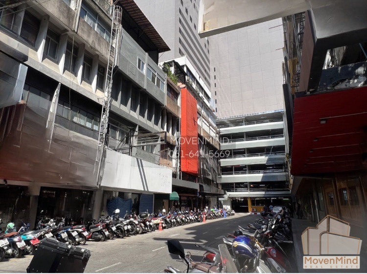For RentShop HouseSilom, Saladaeng, Bangrak : 🌷Commercial Building for Rent (2-Booths), On Silom Rd., Near BTS Saladaeng. Ideal for clinic, restaurants, bars, massage, beauty salons, or others.