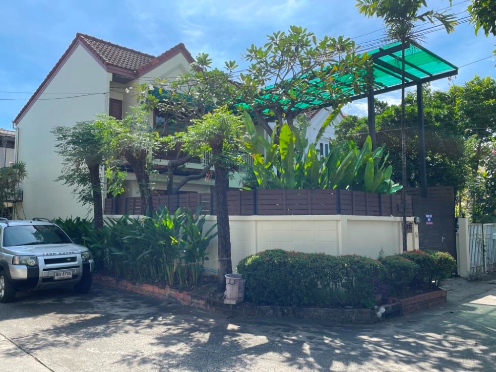 For RentTownhomeAri,Anusaowaree : Corner Townhouse newly renovated Wood decorated with 2 bedroom in secure compound about 20 min walk BTS Ari