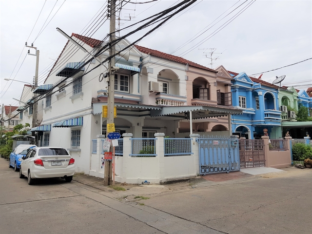 ให้เช่าบ้านนนทบุรี บางใหญ่ บางบัวทอง : ขาย ทาวน์เฮ้าส์ หลังมุม 24 ตรว. ต้นโครงการ ลภาวัน 1 ใกล้ตลาดบางบัวทอง วัดเล่งเน่ยยี่ 3 นอน 2 น้ำ