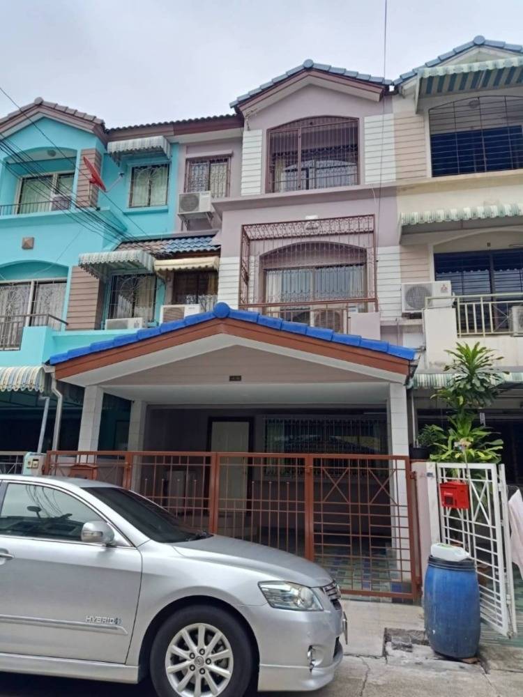 For RentTownhomePattanakan, Srinakarin : Townhouse for rent Baan Klang Muang Rama 9, Rama 9 zone, near The Nine Rama 9, only 3 minutes.