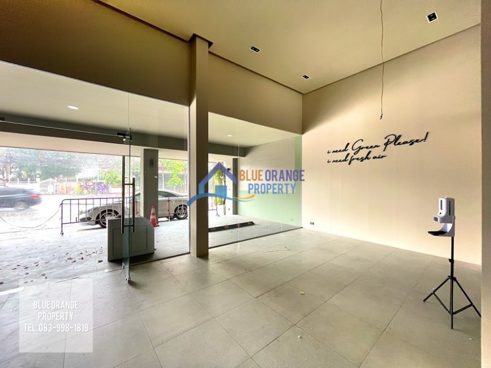 For RentShop HouseLadprao, Central Ladprao : Commercial building, 3 booths, 4.5 stories, near MRT Lat Phrao, for rent