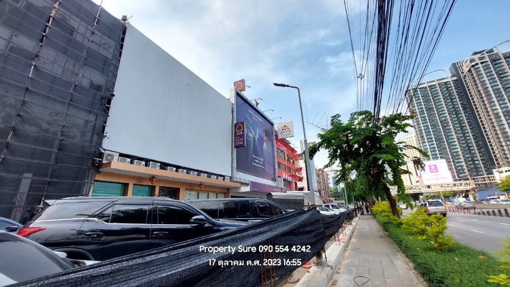 เซ้งอาคารพาณิชย์รัชดา ห้วยขวาง : ให้เช่า-เซ้งอาคารพาณิชย์ตกแต่งหรูใหม่เอี่ยม 5.5 ชั้น มีลิฟต์ 2 คูหาติดกัน พื้นที่ 1,100 ตารางเมตร สามารถเซ้งระยะยาว 20 ปีได้ เหมาะสำหรับทำสำนักงาน คลินิความงาม สปา ภัตตาคาร (ขายเครื่องดื่มแอลกอฮอร์ได้) หรือธุรกิจอื่น ๆ