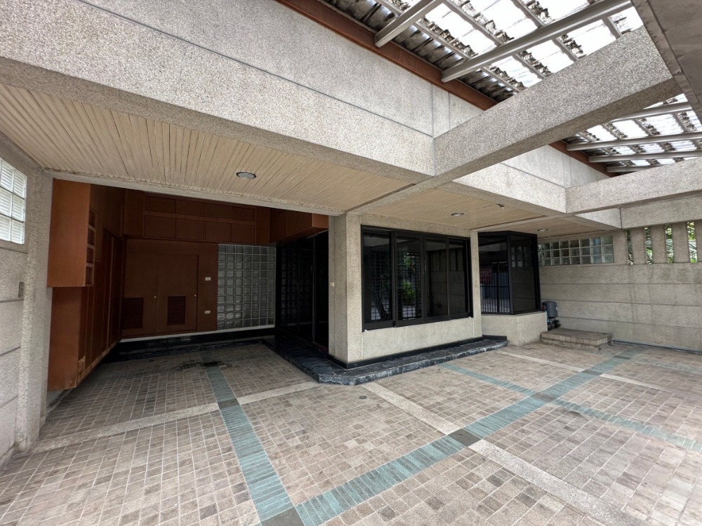 For RentShop HouseSukhumvit, Asoke, Thonglor : Commercial Properties for Rent in **Ekkamai**, (Corner Unit) / Area size 500 square meters / 42 square wah