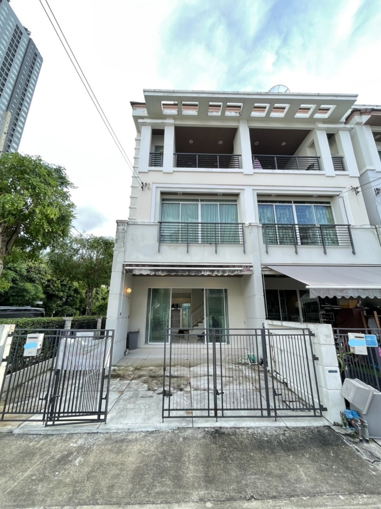 For RentTownhomeThaphra, Talat Phlu, Wutthakat : House in the middle of the city, next to BTS Wutakad, corner house, suitable for an office or residence, very good location, available and ready for rent.