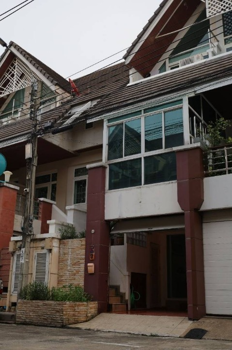 For RentTownhomeLadprao101, Happy Land, The Mall Bang Kapi : Townhome for rent, Merit Place Lat Phrao, near Big C Lat Phrao, just 5 minutes.