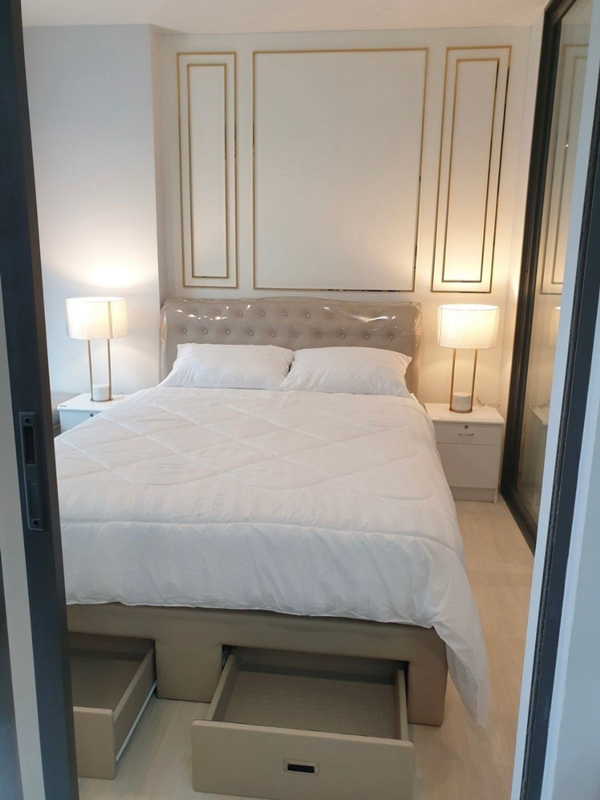 For RentCondoWitthayu, Chidlom, Langsuan, Ploenchit : Life One Wireless :35 sq m. 11th floor, BTS Ploenchit, beautiful room, fully furnished soft creamy white furniture, complete electrical appliances