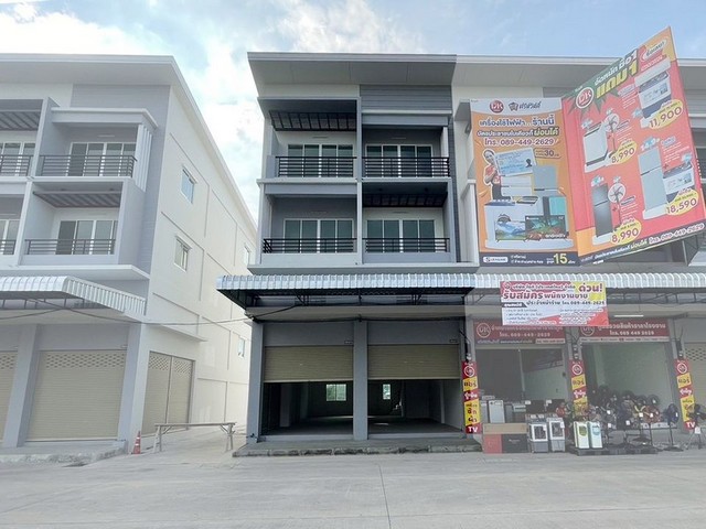 For RentShop HousePathum Thani,Rangsit, Thammasat : Commercial building for rent, 2 units, good location on the roadside, near Chatchawan Market, Lam Luk Ka Khlong 7, suitable for doing business.