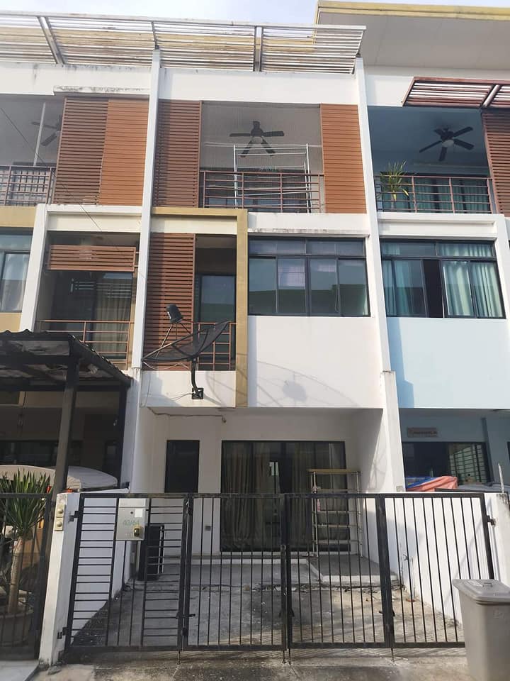 For RentTownhomeBang kae, Phetkasem : For rent, 3-story townhome in Soi Phetkasem 69. There are many ways to enter and exit. Near The Mall Bang Khae