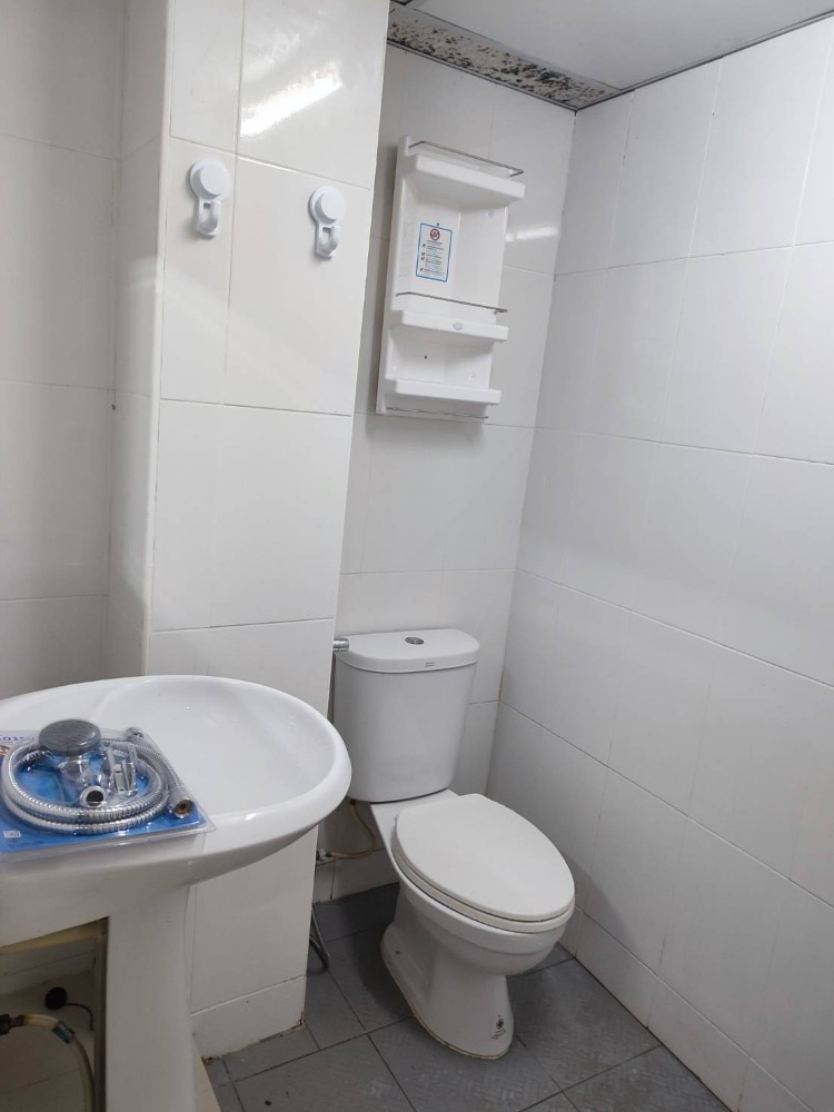 ขายคอนโดมีนบุรี-ร่มเกล้า : 📢📢 ขายคอนโดกรีนพ้อยท์ หนองจอก (Green Point Condo Nong Chok), ชั้น 2 (ห้องเป็นห้องหัวมุม และมี 2 ห้องติดกัน, รวม 42.11 ตร.ม.)พร้อมแอร์ และเฟอร์นิเจอร์, ราคาขาย 1,789,675 บาท (42,500 บาท/ตร.ม.) 📞 065-586-9872 (Line ID)