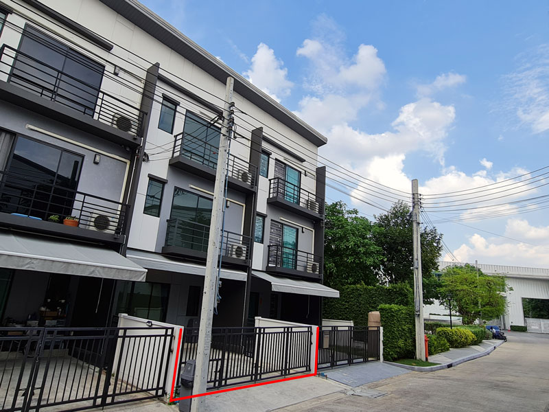 For RentTownhomeNonthaburi, Bang Yai, Bangbuathong : 3-story townhome for rent, Baan Klang Muang Village, Ratchaphruek - Rattanathibet, next to the project garden.