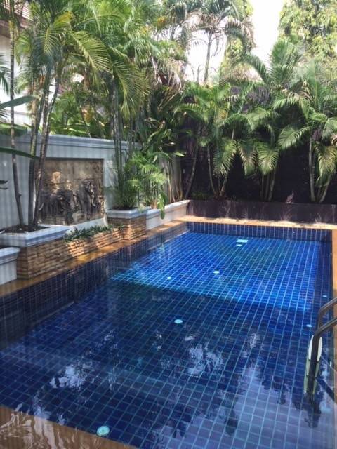 For RentHouseSukhumvit, Asoke, Thonglor : R9895 2-story detached house for rent near BTS Thonglor (available) with swimming pool.
