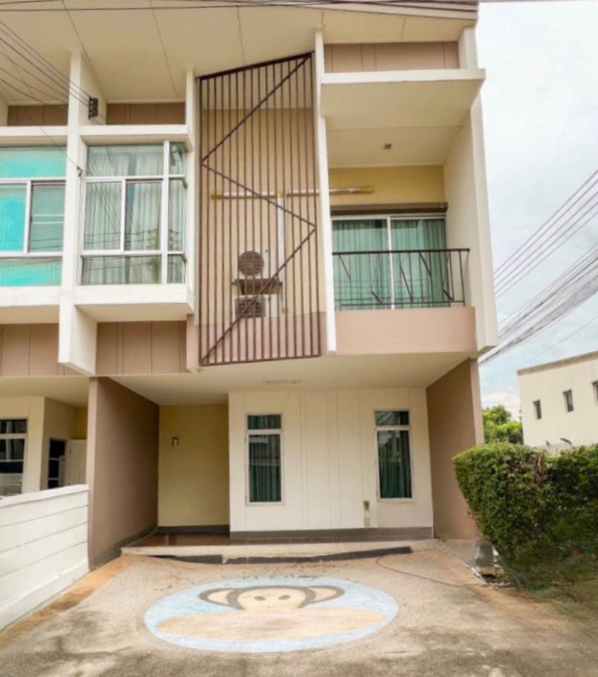 For RentTownhomePathum Thani,Rangsit, Thammasat : Townhome for rent, corner unit, Habitown-Fold Village. Tiwanon-Chaengwattana, good location on Chaengwattana Road, cut into Road 345, with 4 air conditioners.