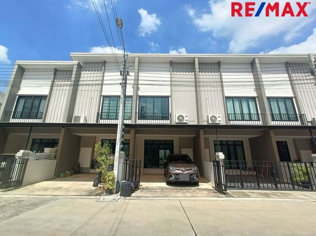 Urgent sale!!! Cher CHER Wongwaen-Sathorn, 2-story townhouse behind Bang Khae District Office, good location, few years of construction. Loading...