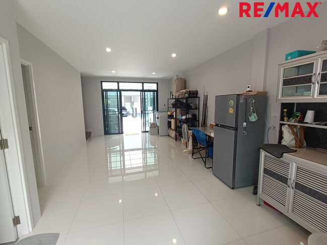 Urgent sale!!! Cher CHER Wongwaen-Sathorn, 2-story townhouse behind Bang Khae District Office, good location, few years of construction. Loading...