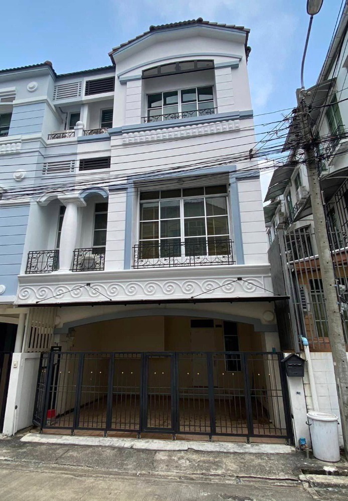For RentTownhomeYothinpattana,CDC : Townhome for rent, 3 floors, corner house, Klang Muang Village. Lat Phrao-Yothin Phatthana Ekamai-Ramindra Expressway area, area 20.60 sq m, does not accept pets. Register a company and smoke