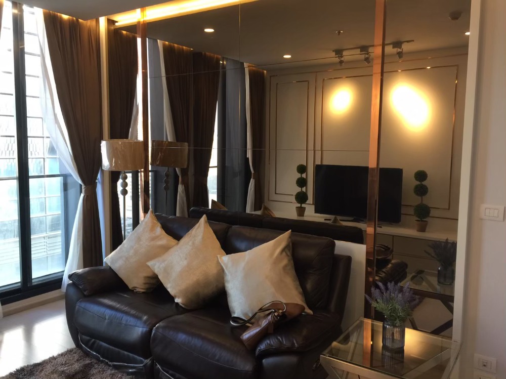 For RentCondoWitthayu, Chidlom, Langsuan, Ploenchit : ++ For Rent ++ Very beautiful room, good price, Noble Ploenchit ++ (Noble Ploenchit) Excellent location, condo connected to BTS Ploenchit. If interested, make an appointment to view the room, 097-953-6263 Aum.