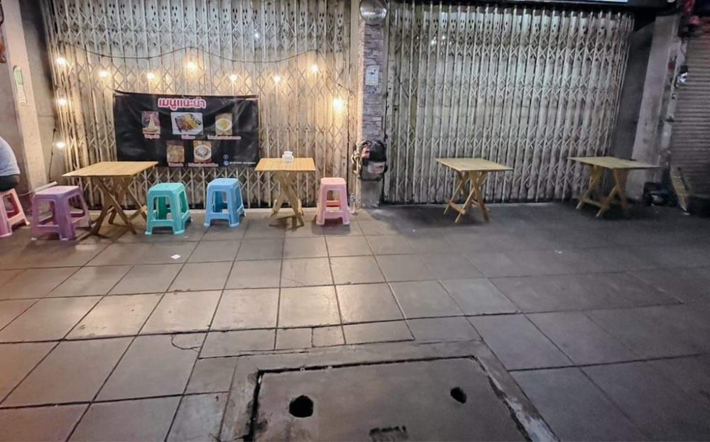 For RentShop HouseSiam Paragon ,Chulalongkorn,Samyan : Commercial building, 3 and a half storey, 2 units | Next to Banthat Thong main road | There is employee accommodation above.