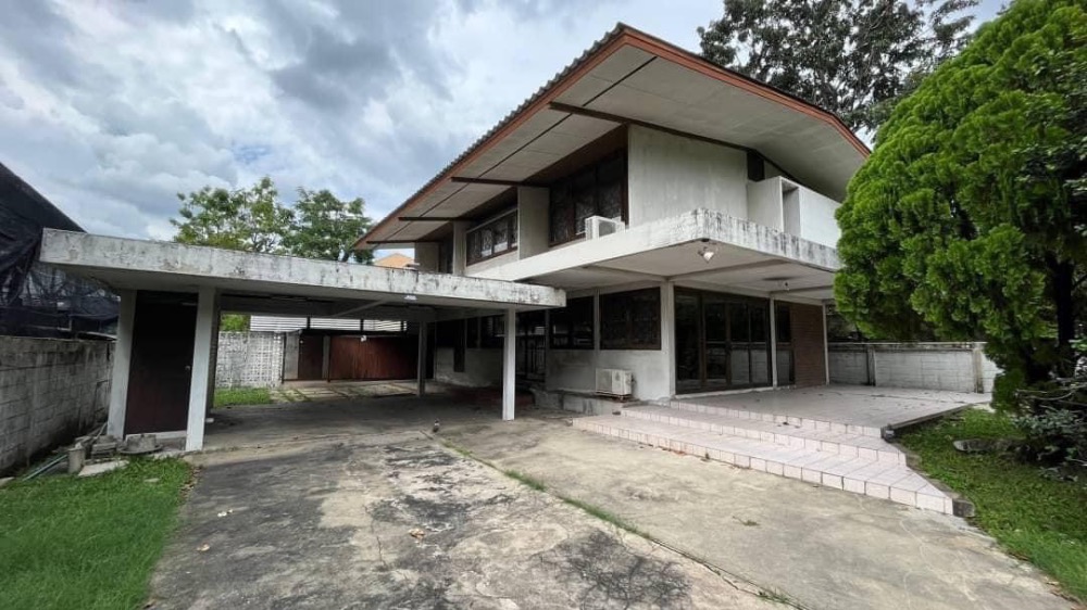 For RentHouseRamkhamhaeng, Hua Mak : Single house for rent, Ramkhamhaeng 21, spacious area 200 sq m., suitable for opening a restaurant. Doing business or living