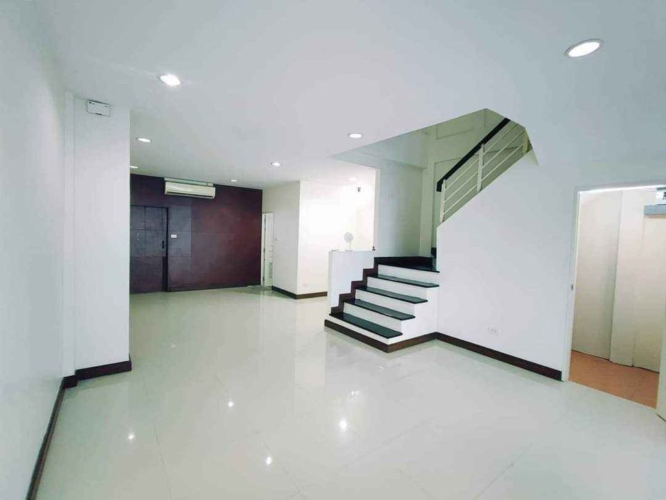 For RentTownhomePattanakan, Srinakarin : Beautiful 4-story home office for rent, Grand De Ville Srinakarin project, next to BTS, next to the Skywalk connection, large department store, famous department store, just 30 meters.