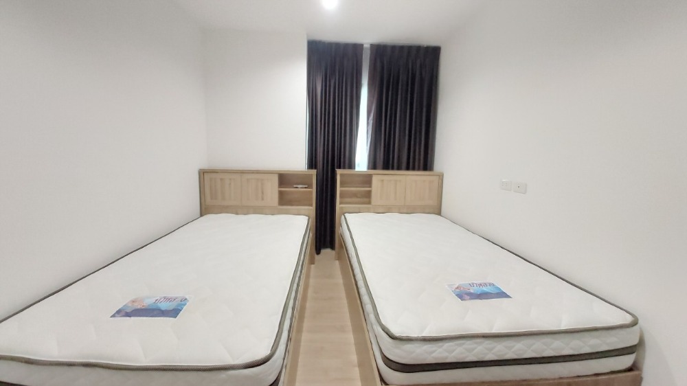 For RentCondoPinklao, Charansanitwong : Easily share sleeping space with 2 3.5 foot beds.