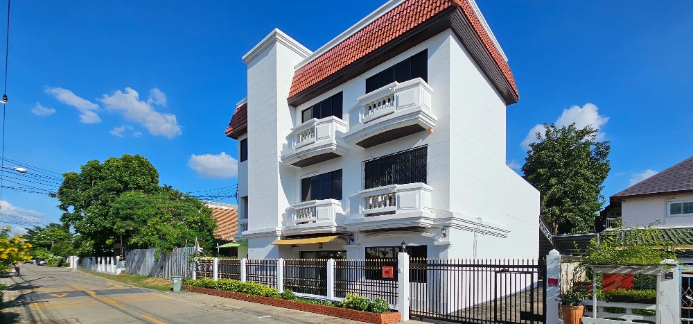 For RentOfficePattanakan, Srinakarin : Office for rent, good location, Chaloem Phrakiat King Rama IX Road Soi 9, Close Sri Udom Station