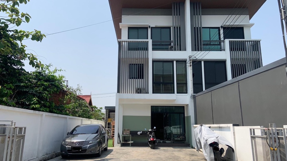 For RentTownhomeChokchai 4, Ladprao 71, Ladprao 48, : For rent/sale Cozy townhome, Soi Chokchai 4, Soi 70, suitable for an office. Can register a company Can park many cars