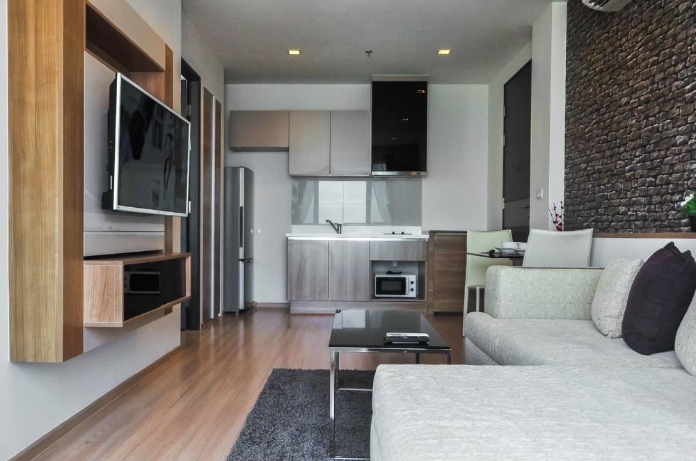 ให้เช่าคอนโดสาทร นราธิวาส : LTH2504RE – Rhythm Sathorn FOR RENT 1 bed 1 bath size 40 Sq.M. Near BTS Surasak station ONLY 35k/month