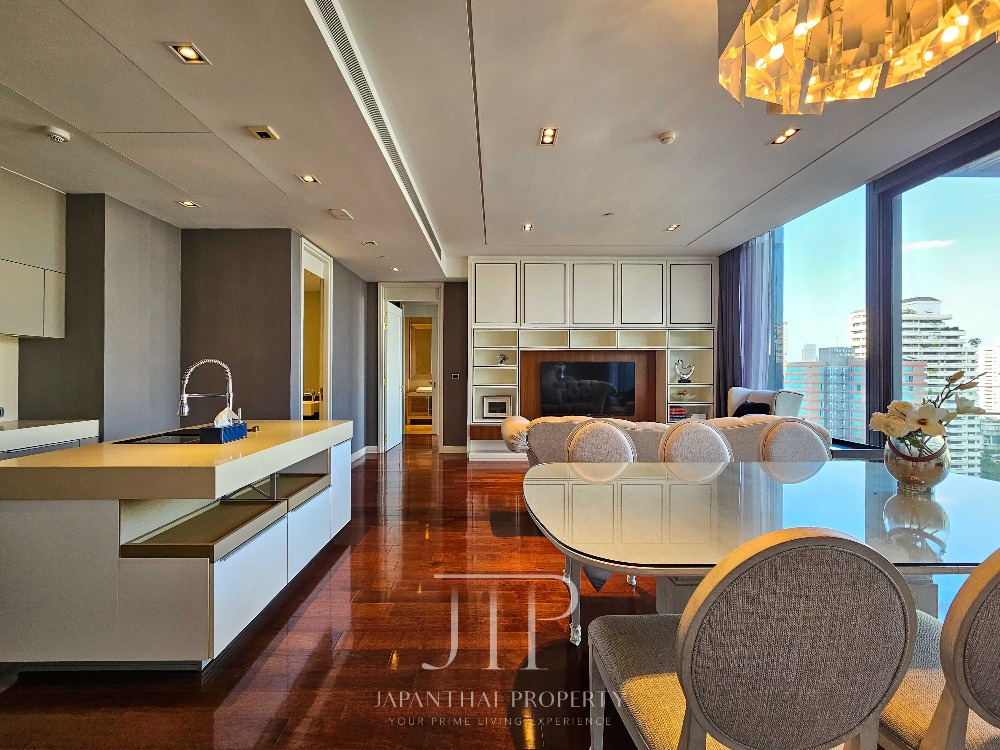 ให้เช่าคอนโดสุขุมวิท อโศก ทองหล่อ : Modern decorate private lifted 126sq.m 2bed unit nearby BTS Phrom Phong.