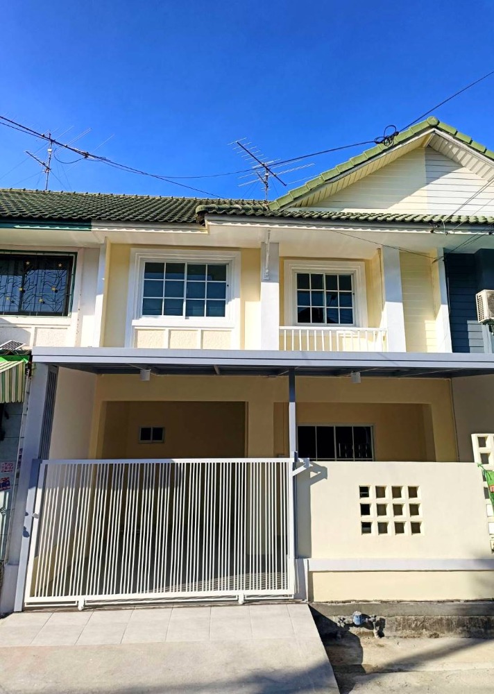 For SaleTownhomePathum Thani,Rangsit, Thammasat : Townhouse for sale, Pruksa 12 Village, Rangsit, Khlong 3, newly renovated, free transfer.