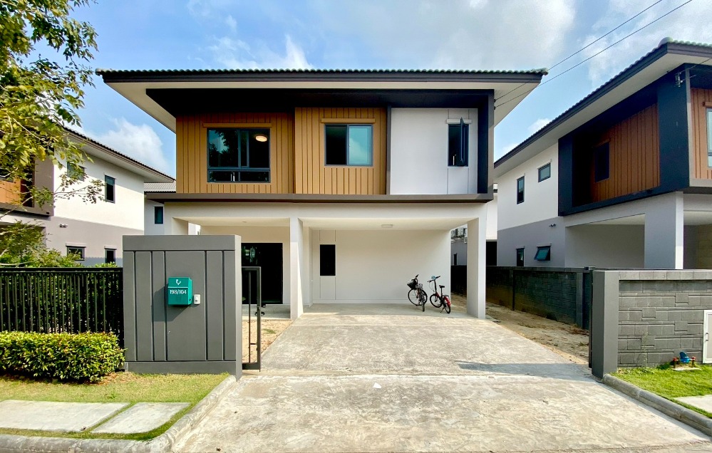 For SaleHouseLadkrabang, Suwannaphum Airport : Urgent sale, detached house, new condition Cheaper than when buying Sold with furniture and electrical appliances.
