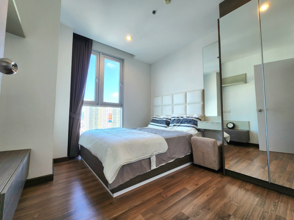 ถานะตามภาพปก**พร้อมผู้เช่า**ขายห้องพิเศษ เป็นห้อง Combine. 2 ห้องรวมกัน ได้ขนาดใหญ่ และได้สิทธิจอดรถ 2 คัน ชีวาทัย อินเตอร์เชนจ์ เตาปูน Loading...