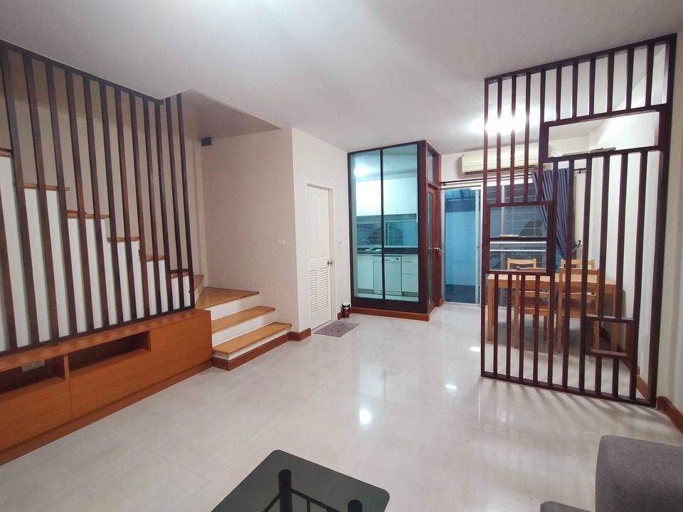 ให้เช่าทาวน์โฮมพัฒนาการ ศรีนครินทร์ : ให้เช่า ทาว์นโฮม 3 ชั้น 23 ตรว. 3 นอน 3 น้ำ #ทาว์นพลัสพระรามเก้า #กรุงเทพกรีฑาซอย7 #บางกะปิ ➖➖➖➖➖➖➖➖➖ ✔️จอดรถ 1-2 คัน บ้านอยู่ถนนเมน ถนนกว้าง ไม่แออัด ✔️สภาพบ้านดีมาก สะอาด พร้อมเข้าอยู่ / มีแอร์ 5 ตัว /มีเฟอร์นิเจอร์ครบ