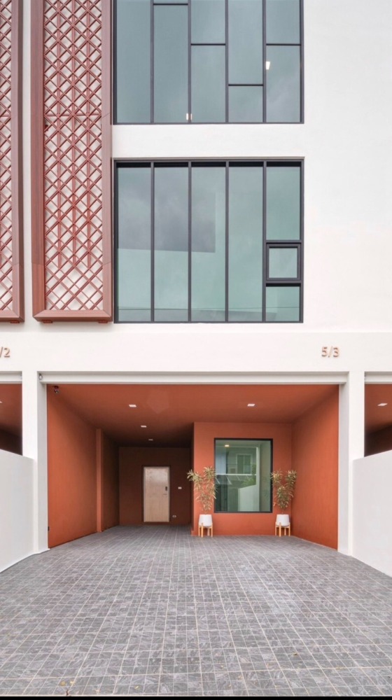 For RentHome OfficeYothinpattana,CDC : ‼ Home office for rent, newly built, 3.5 floors ‼ The Flourish Ekkamai-Ramintra. Location along Ekkamai Expressway, Ramintra, convenient travel, close to the BTS/Central Eastville.