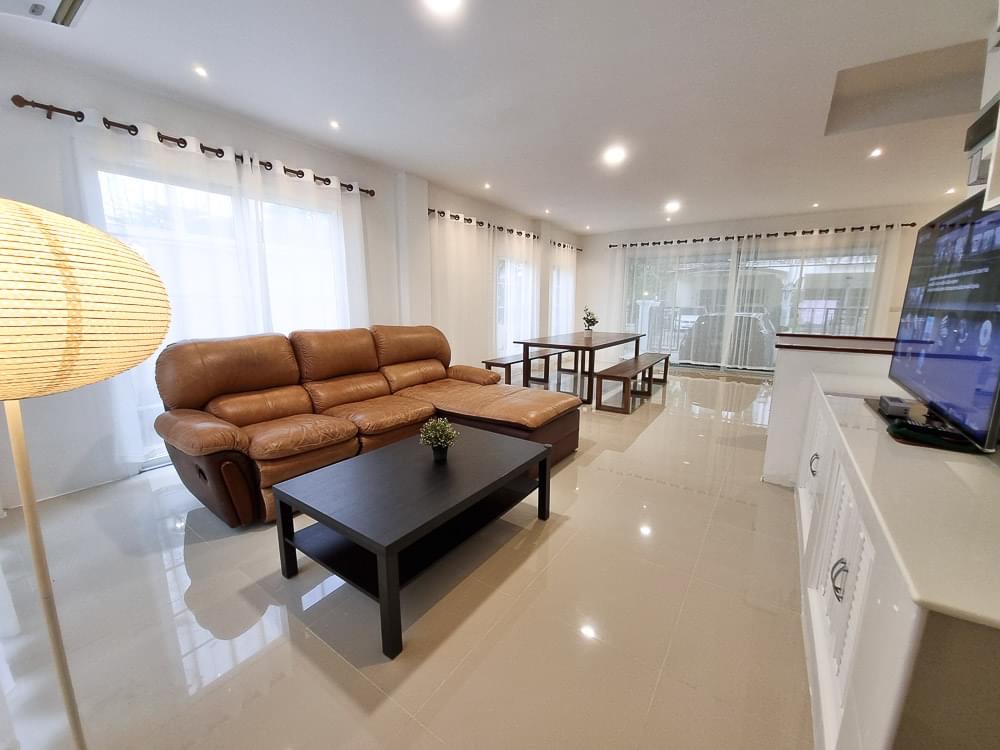 For RentTownhomeThaphra, Talat Phlu, Wutthakat : Corner townhouse for rent, URBAN SATHORN Village, Sathorn-Ratchapruek. Newly decorated throughout. The condition of the house is like new. There is a garden in the house, near BTS Bang Wa.