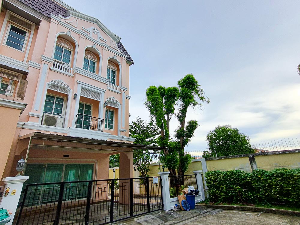 For RentTownhomeThaphra, Talat Phlu, Wutthakat : Townhouse for rent (BTS Bang Wa) 4 bedrooms, has a garden in the house.
